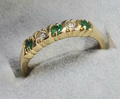 18ct diamond ring with green stones 0.12ct.