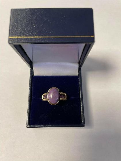 9CT GOLDRING WITH PURPLE STONE.