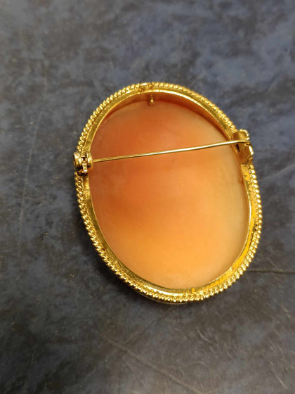 9CT Gold Cameo pin badge 10.5g.