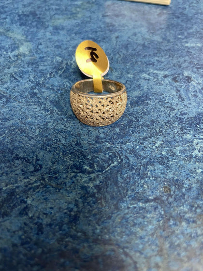 Silver ring (O).